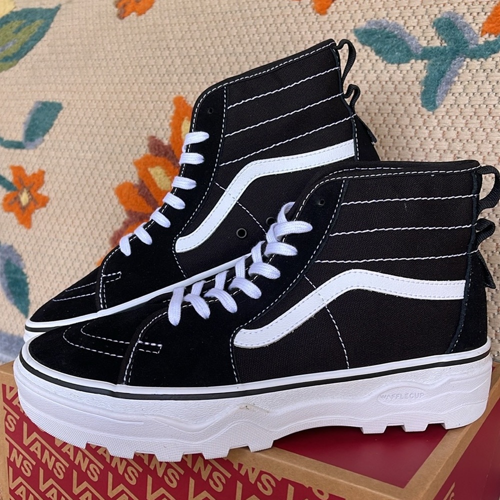 Vans Men’s Sentry Sk8-Hi
Black/White
VN0A5KY5BA2
Sneakers - Picture 12 of 16